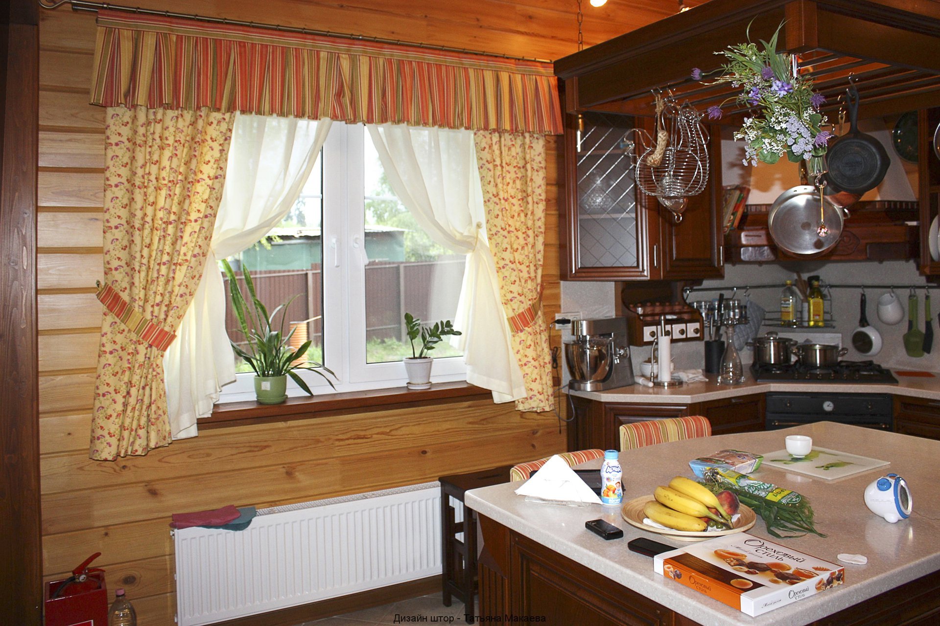 Оформление окна на кухне: шторы или жалюзи? | Статьи интернет-магазина  Karniz.ru
