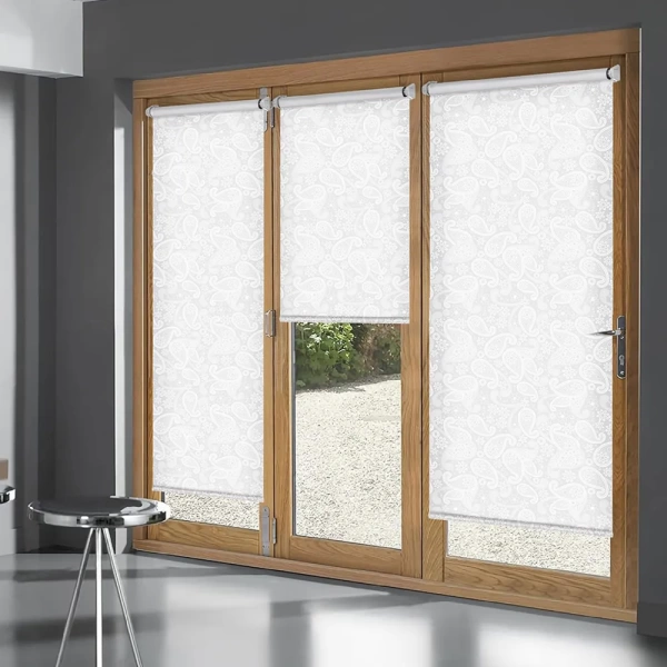 Рулонные шторы с принтом Шанталь для балконной двери цвет белый