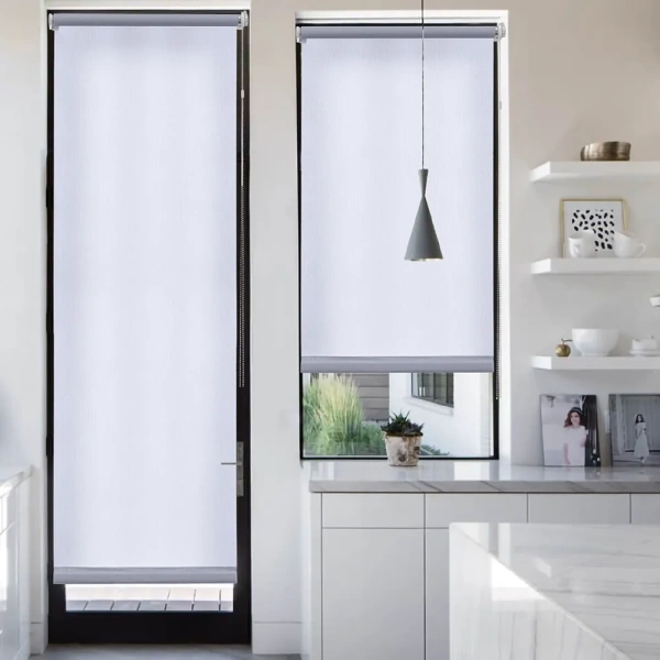 Рулонные шторы однотонные Лайт для балконной двери цвет серый Рулонные шторы однотонные Лайт для балконной двери цвет серый