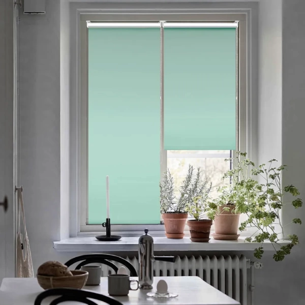 Рулонные шторы блэкаут LUX для балконной двери цвет зеленый