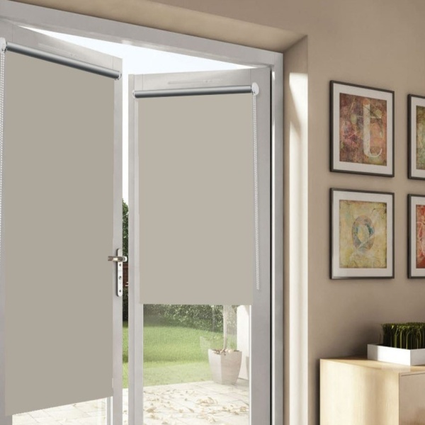 Рулонные шторы блэкаут отражающий Латте для балконной двери