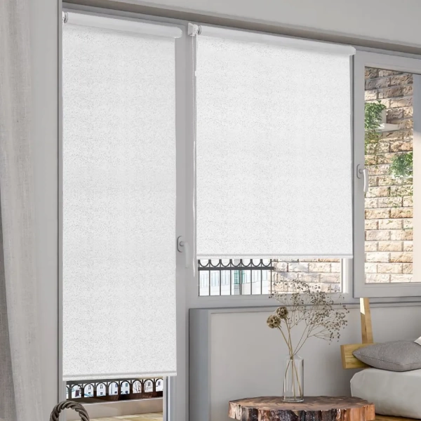 Рулонные шторы блэкаут Старк для балконной двери с блестками цвет белый Рулонные шторы блэкаут Старк для балконной двери с блестками цвет белый