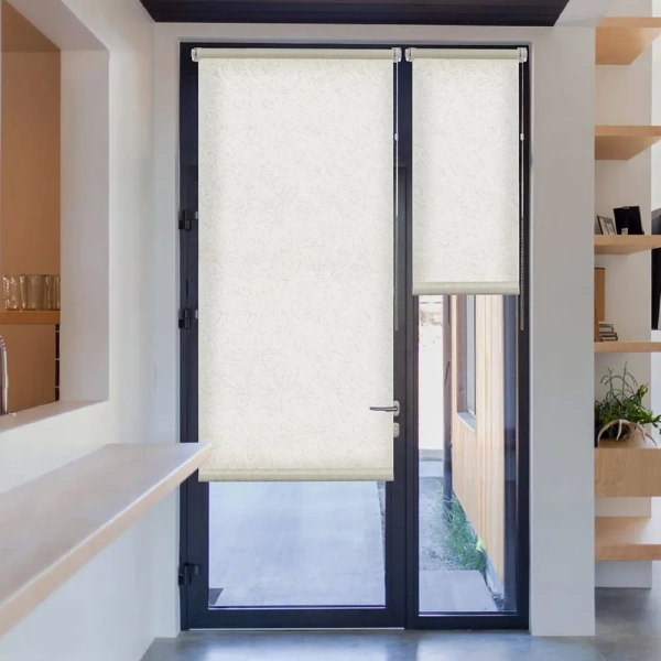 Рулонные шторы с принтом Шале для балконной двери цвет золотой