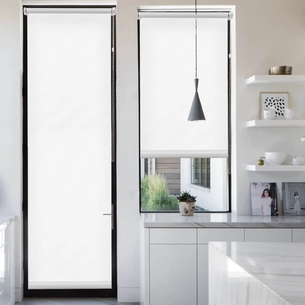 Рулонные шторы однотонные Лайт для балконной двери цвет белый