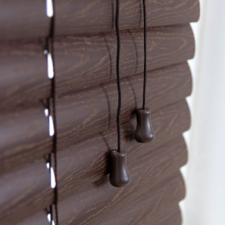 Жалюзи пластиковые 60х160 см с фактурой под дерево цвет темный кофе