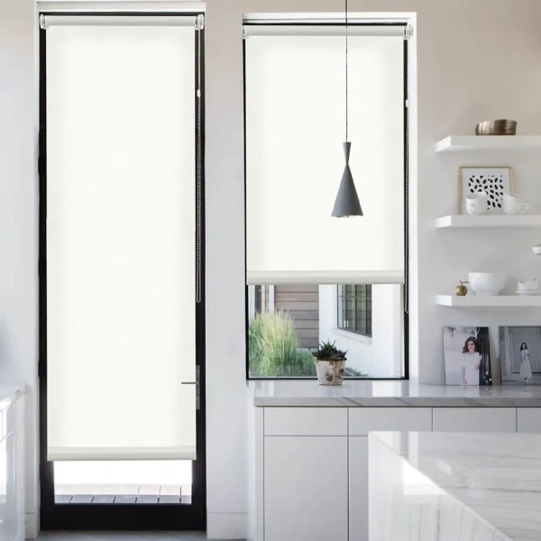 Рулонные шторы однотонные Лайт для балконной двери цвет крем Рулонные шторы однотонные Лайт для балконной двери цвет крем